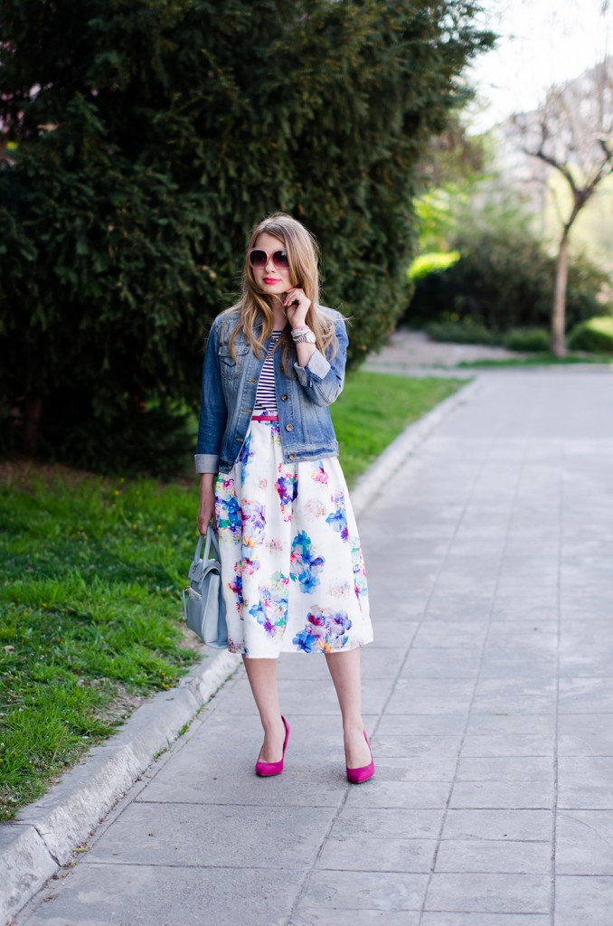 sheinside-floral-midi-skirt-striped-tee-denim-jacket-outfit-pink-shoes-zara-baby-blue-bag (15)