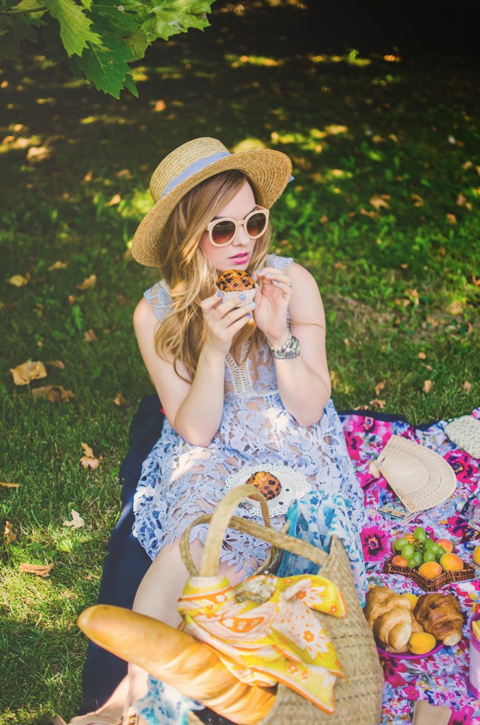 shein-blue-lace-dress-straw-hat-picnic-romantic-style-fashion-zerouv-sunglasses (4)