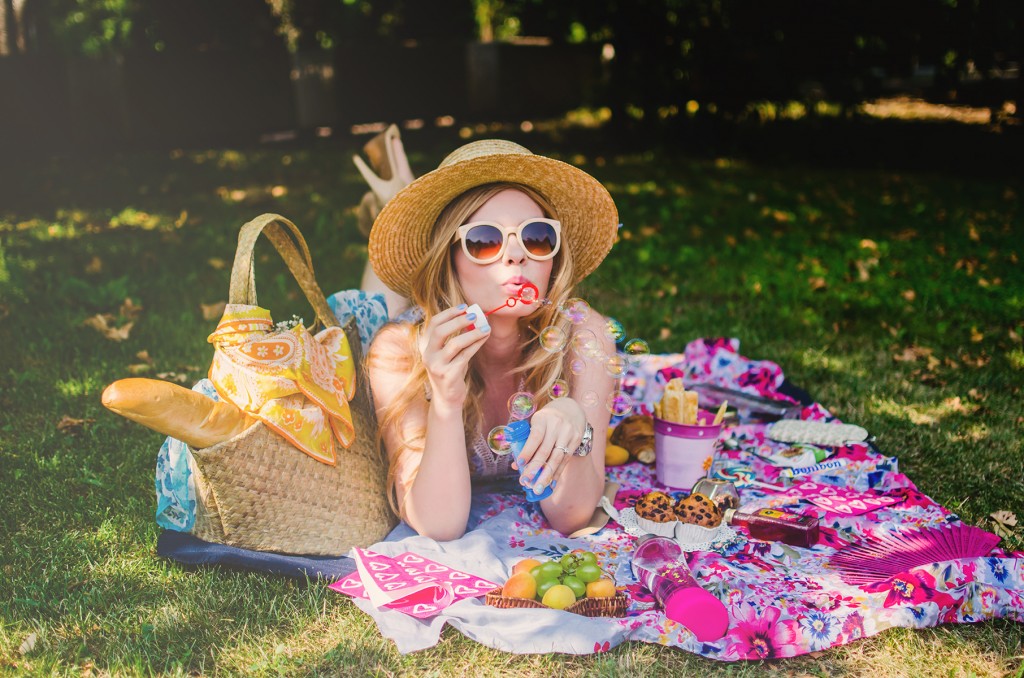 shein-blue-lace-dress-straw-hat-picnic-romantic-style-fashion-zerouv-sunglasses (8)