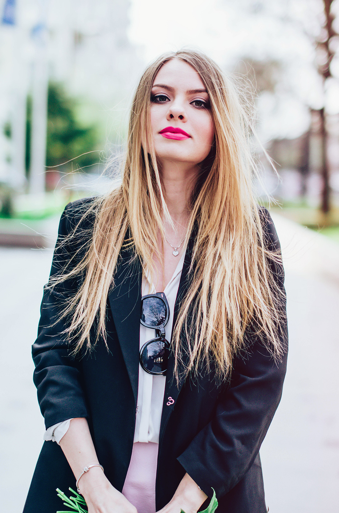 black-blazer-blonde-hair-pink-lipstick (1)