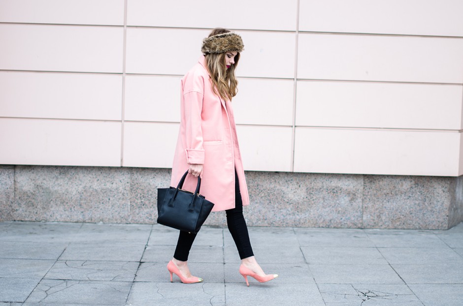 oversized-pink-coat-cocoon-peach-fur-headband 6